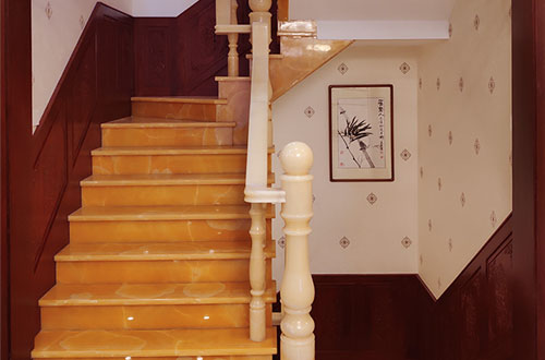 龙湖中式别墅室内汉白玉石楼梯的定制安装装饰效果