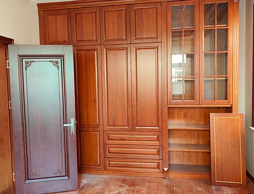 龙湖中式家庭装修里定制的实木衣柜效果图
